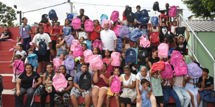 Regidor Moya culmina entrega de útiles escolares a niños de escasos recursos en la Circunscripción 1