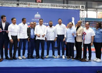 Ministro Kelvin Cruz entrega multiuso Antonio Duvergé del sector Honduras