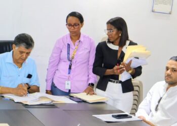 Alcalde Francisco Peña anuncia construcción de calles y aceras en diversos sectores de SDO