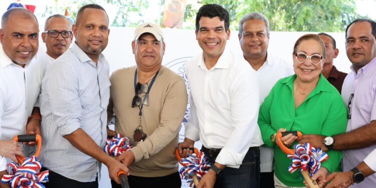 Wellington Arnaud deja iniciada ampliación del acueducto múltiple Baitoa-Taveras