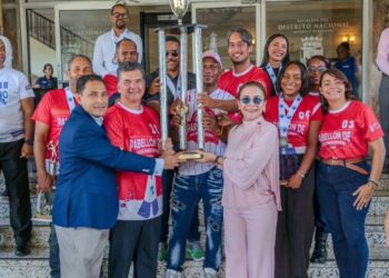 Carolina Mejía entrega trofeo al equipo campeón de los Juegos Deportivos ADN 2026