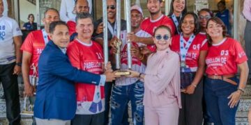 Carolina Mejía entrega trofeo al equipo campeón de los Juegos Deportivos ADN 2026