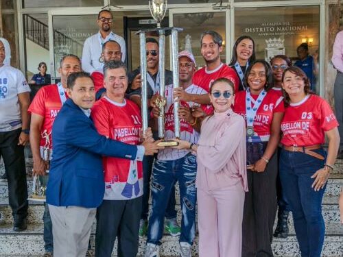 Carolina Mejía entrega trofeo al equipo campeón de los Juegos Deportivos ADN 2026