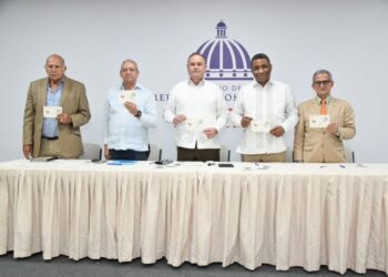 INPOSDOM y Comisión Nacional del Cacao conmemoran 50 años de trayectoria con sello postal