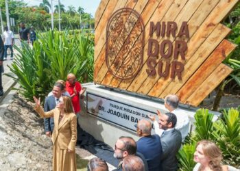 Carolina Mejía oficializa con una tarja el nombre Parque Mirador Sur Dr. Joaquín Balaguer