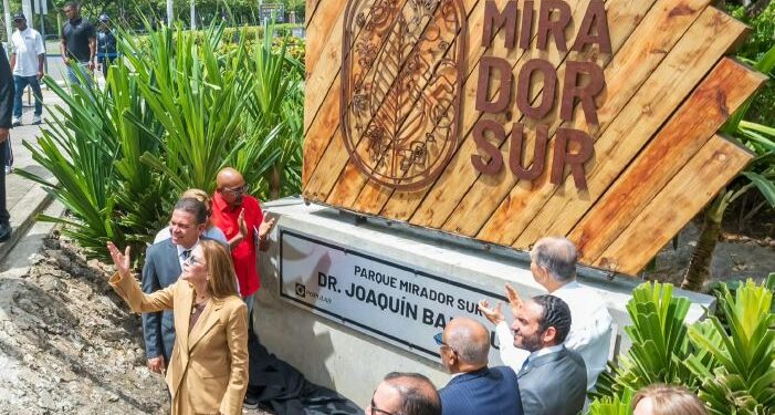 Carolina Mejía oficializa con una tarja el nombre Parque Mirador Sur Dr. Joaquín Balaguer