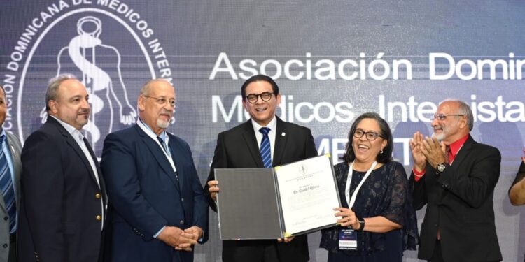 Reconocen al senador Daniel Rivera por su trayectoria y aportes a la medicina y al servicio público