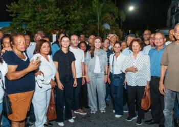 Carolina Mejía fortalece la seguridad en 20 sectores de los kilómetros de la Independencia con la iluminación de 77 calles