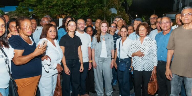 Carolina Mejía fortalece la seguridad en 20 sectores de los kilómetros de la Independencia con la iluminación de 77 calles