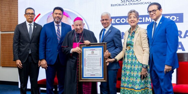 Senado de la República reconoce trayectoria pastoral de monseñor Ramón Benito de la Rosa y Carpio