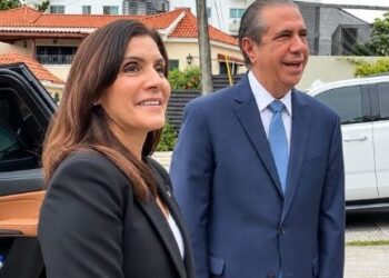 Embajadora de EEUU gira visita a Francisco Javier, de la que el político destaca vocación democrática
