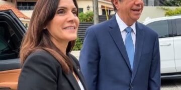 Embajadora de EEUU gira visita a Francisco Javier, de la que el político destaca vocación democrática