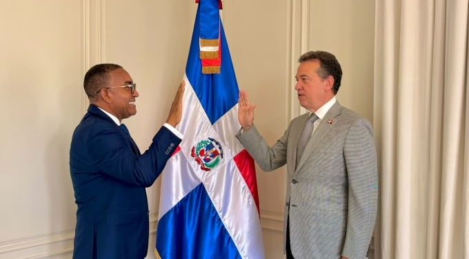 Víctor Pichardo es juramentado como cónsul en Mayagüez  Puerto Rico
