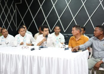 Wellington Arnaud socializa soluciones con comunitarios de Matanzas, provincia Peravia