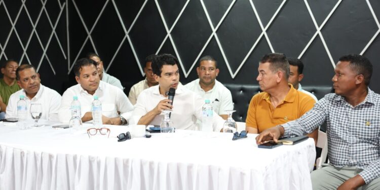Wellington Arnaud socializa soluciones con comunitarios de Matanzas, provincia Peravia
