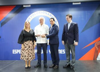 Abinader rechaza renuncia de Manuel Conde y le pide continuar en la Escuela Política del PRM