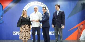 Abinader rechaza renuncia de Manuel Conde y le pide continuar en la Escuela Política del PRM