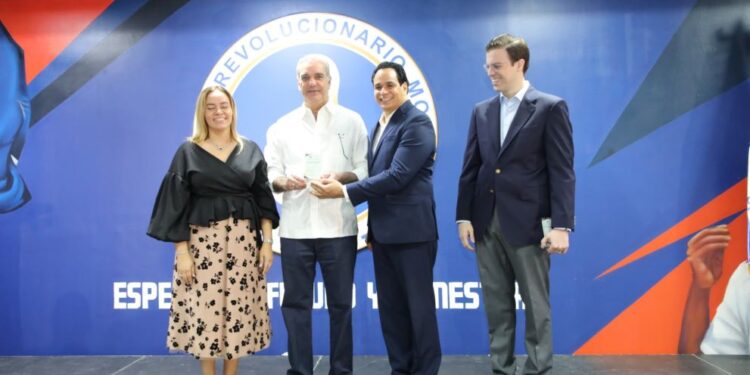 Abinader rechaza renuncia de Manuel Conde y le pide continuar en la Escuela Política del PRM