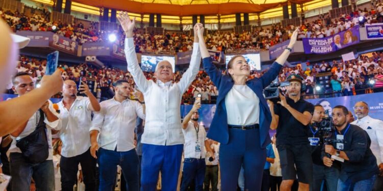 Carolina presenta a Ricardo de los Santos como su jefe de campaña