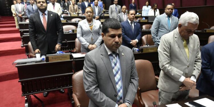 Diputados aprueban reconocimiento para Ramón Orlando, por 50 años en el arte