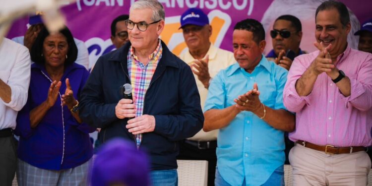 Gonzalo Castillo recorre Las Coles, Arenoso, Castillo, Villa Riva y San Francisco: se compromete a “encender la maquinaria productiva” de provincia Duarte