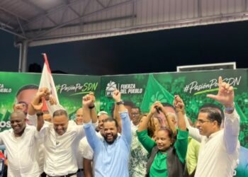 Carlos Pérez fortalece proyecto municipal en SDN con respaldo de Eudy Maldonado ante unas 600 dirigentes de Sábana Perdida.
