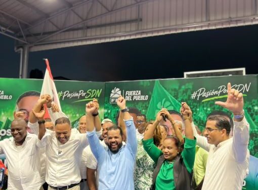Carlos Pérez fortalece proyecto municipal en SDN con respaldo de Eudy Maldonado ante unas 600 dirigentes de Sábana Perdida.