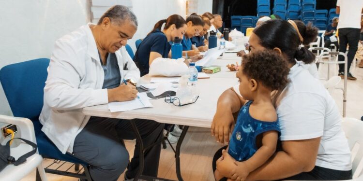 Carolina Mejía realiza gran operativo médico y social en Villas Agrícolas
