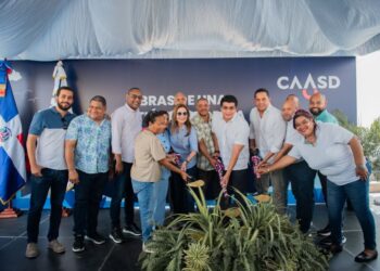 Fellito Suberví deja iniciado el saneamiento de cañada Santa Clara y red de alcantarillado sanitario, en Capotillo
