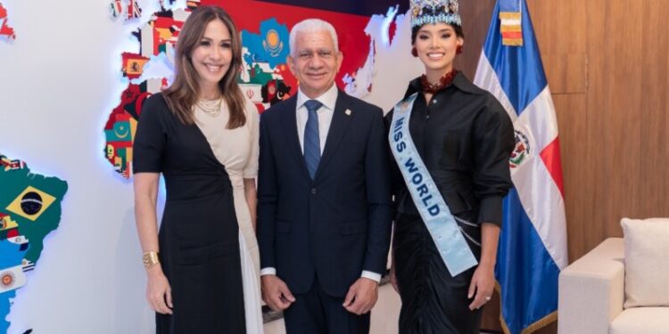 Senado reconoce a Miss Mundo 2026 Joheirry Mola por su trayectoria y logros en representación del país