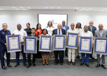 Cámara de Diputados entrega seis pergaminos de reconocimientos a personas destacadas del país