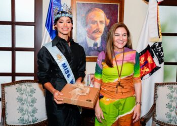 Carolina Mejía reconoce como hija adoptiva de Santo Domingo a Joheirry Mola, Miss Mundo 2026