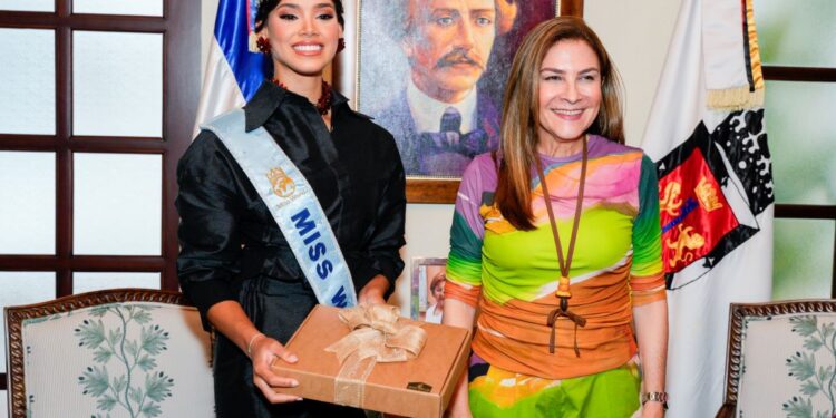Carolina Mejía reconoce como hija adoptiva de Santo Domingo a Joheirry Mola, Miss Mundo 2026