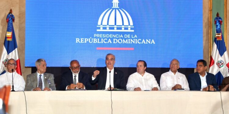 Abinader destaca labor de Comisión de Veeduría en supervisión de más de RD$2,000 millones destinados a obras deportivas