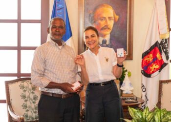 Reconocen a Carolina Mejía como embajadora del larimar dominicano