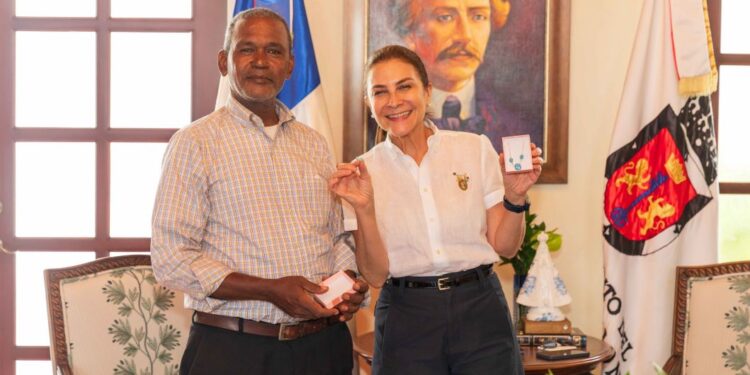 Reconocen a Carolina Mejía como embajadora del larimar dominicano
