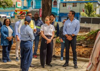 Carolina Mejía supervisa los avances del remozamiento del parque Enriquillo