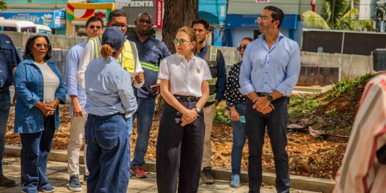 Carolina Mejía supervisa los avances del remozamiento del parque Enriquillo