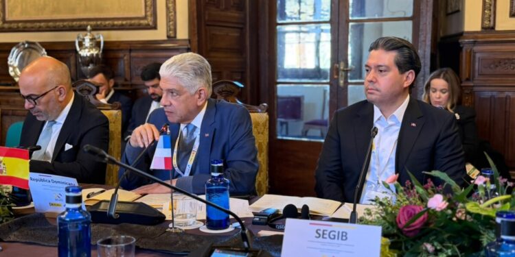 Eduardo Estrella destaca en cumbre iberoamericana inversiones del Gobierno en puertos, aeropuertos, movilidad urbana, carreteras y puentes