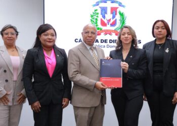 Alfredo Pacheco recibe el proyecto de ley Mirabal: «Una mujer en peligro no debe encontrar muchas puertas, debe encontrar un solo Estado