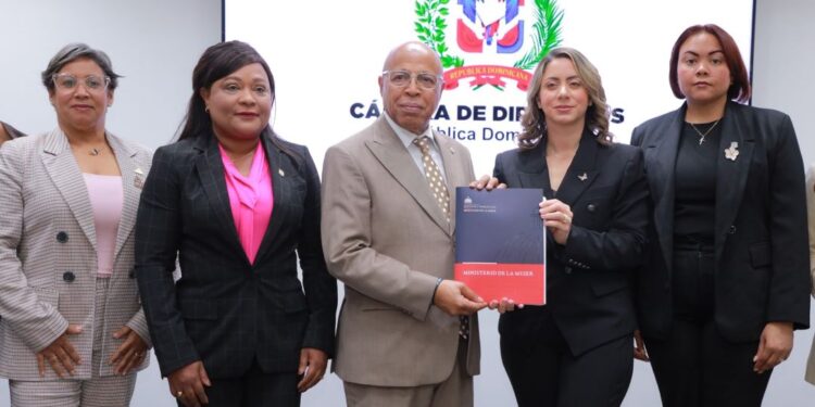 Alfredo Pacheco recibe el proyecto de ley Mirabal: «Una mujer en peligro no debe encontrar muchas puertas, debe encontrar un solo Estado