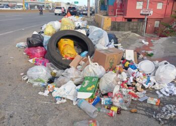 Tobías Crespo reclama respuestas ante acumulación de basura en barrios del Distrito Nacional