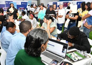 Miles de personas acuden a la jornada de empleos turísticos del Ministerio de Trabajo en La Romana