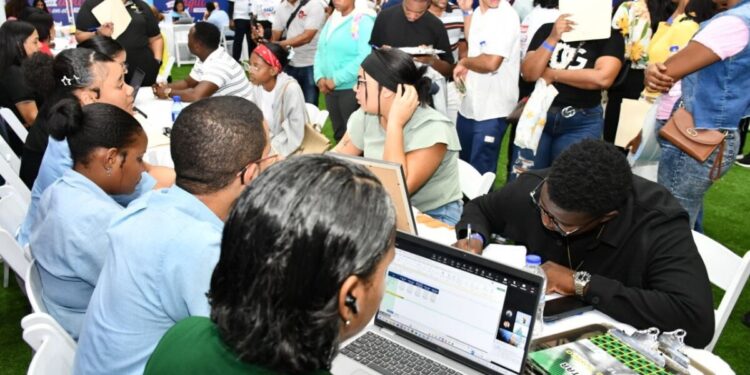 Miles de personas acuden a la jornada de empleos turísticos del Ministerio de Trabajo en La Romana