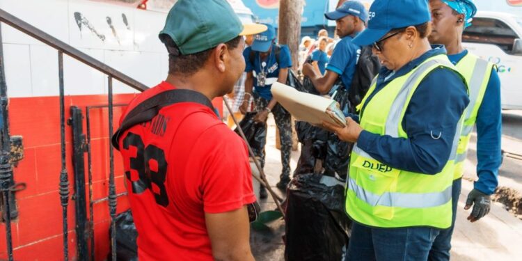 Alcaldía del DN desarrolla operativo de aseo y notificación sobre uso del espacio público en Cristo Rey