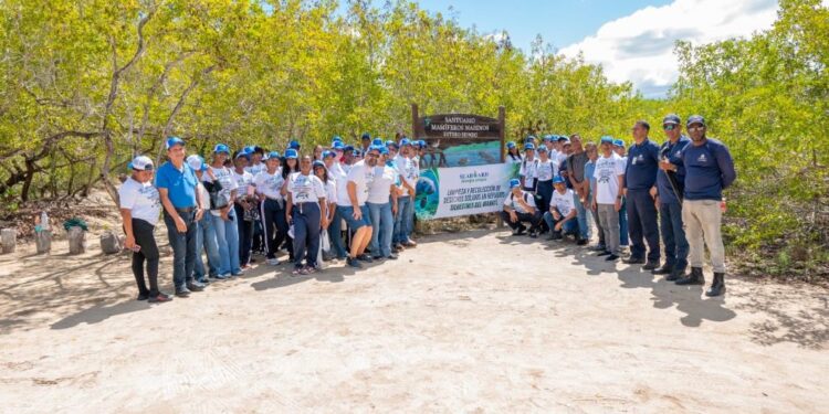 Empresa Seaboard realiza un operativo de recogida de desechos sólidos en el Santuario de Mamíferos Marinos de Manatí Puerto Plata
