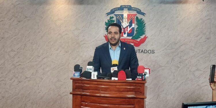 Proyecto de ley aumenta las pensiones, baja a la mitad la comisión de las AFP, controla sus gastos y amplía el acceso a la salud
