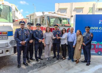 Carolina Mejía entrega dos camiones para fortalecer capacidad del Cuerpo de Bomberos del DN