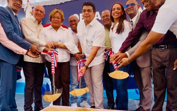 Fellito Suberví deja iniciados trabajos de saneamiento cañada Boronota, en SDN
