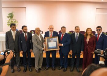 Francisco Peña recibe el reconocimiento “Juan Pablo Duarte Comerciante”